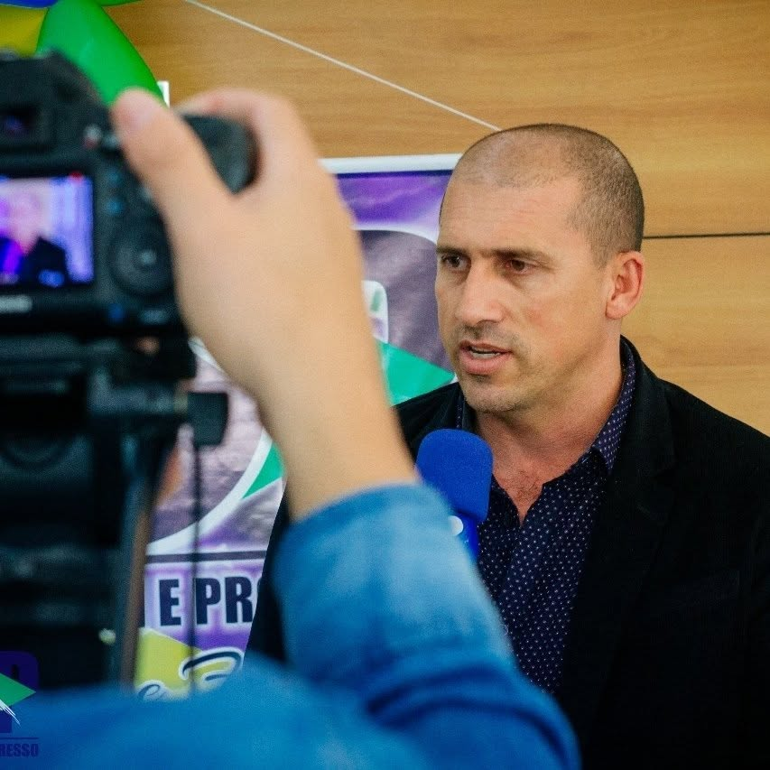 Júlio Costa falando ao microfone